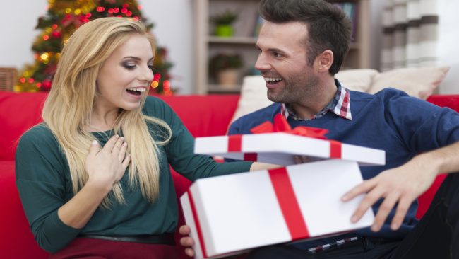 Regali di Natale per lei: 5 sorprese che le scalderanno il cuore
