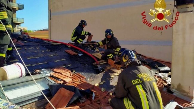 Rimane ustionato mentre lavora su un tetto, in ospedale giovane operaio