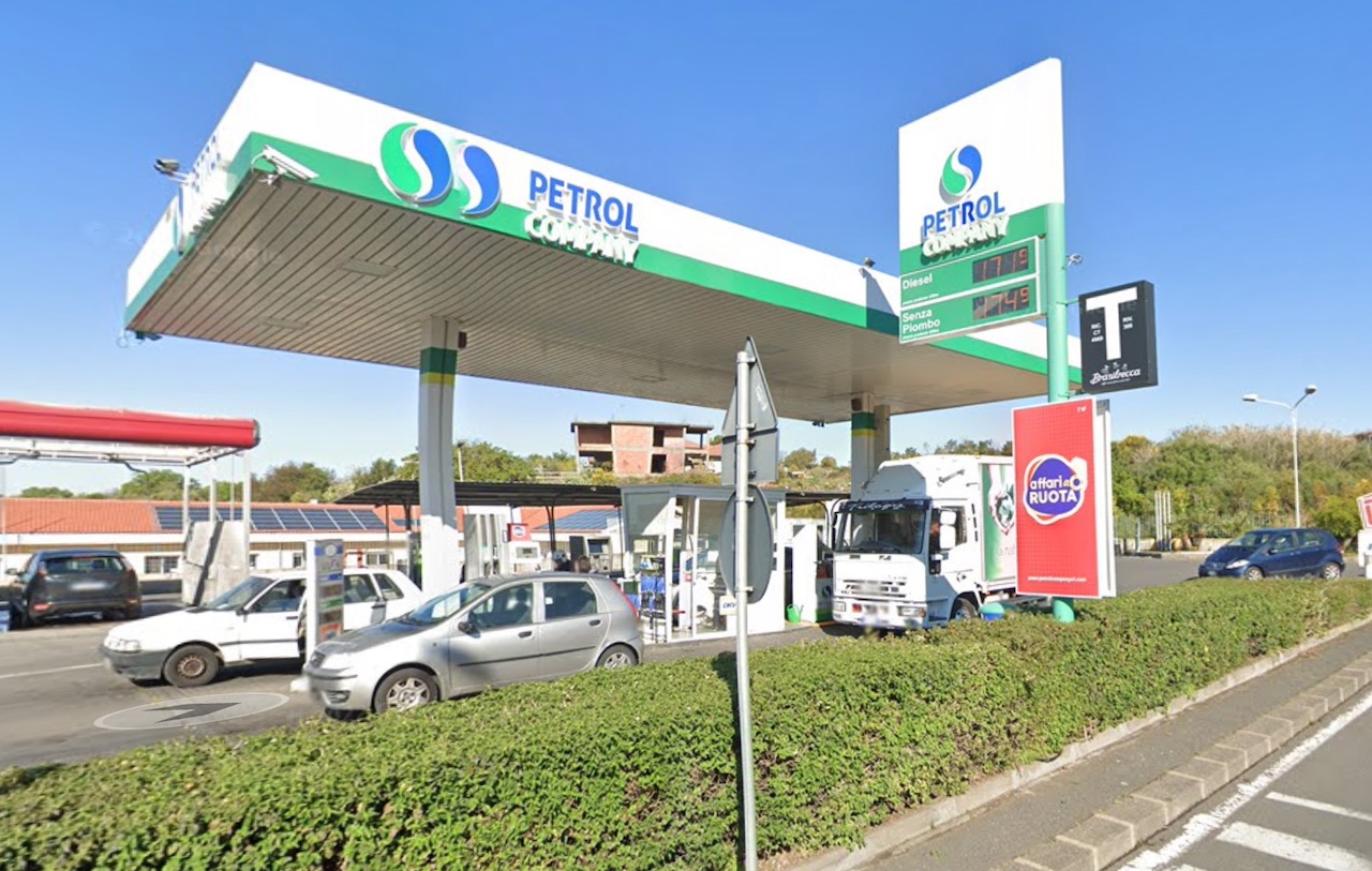 Catania, assalto con escavatore al Petrol Company: otto mezzi in strada