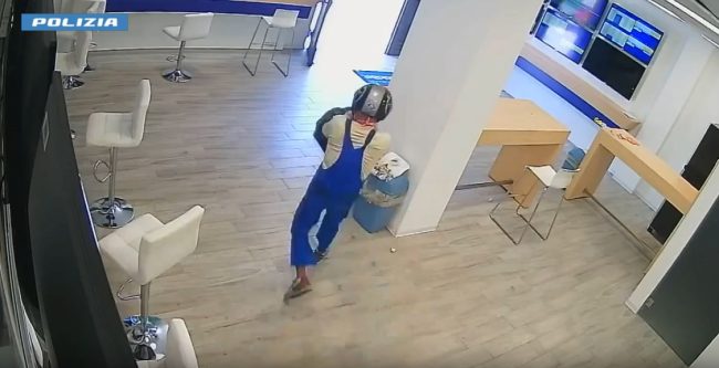 Rapina in un centro scommesse di Catania, in carcere uno due malviventi – IL VIDEO