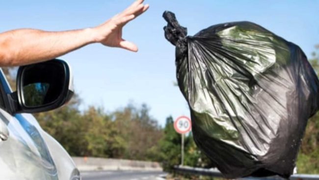 Abbandono rifiuti a Catania, scattano sanzioni severe: la soddisfazione dei consiglieri
