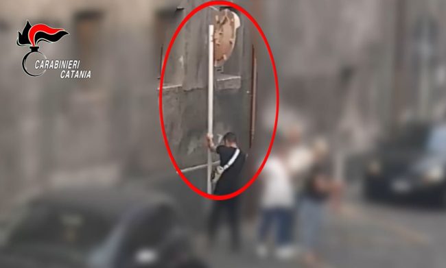 Una palazzina dedicata allo spaccio a San Cristoforo, tre arresti a Catania – VIDEO