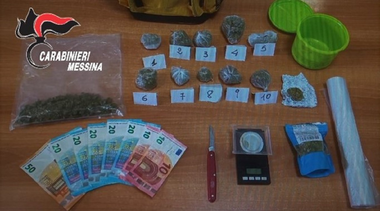 Spacciava comodamente a casa, incastrato pusher nel Messinese