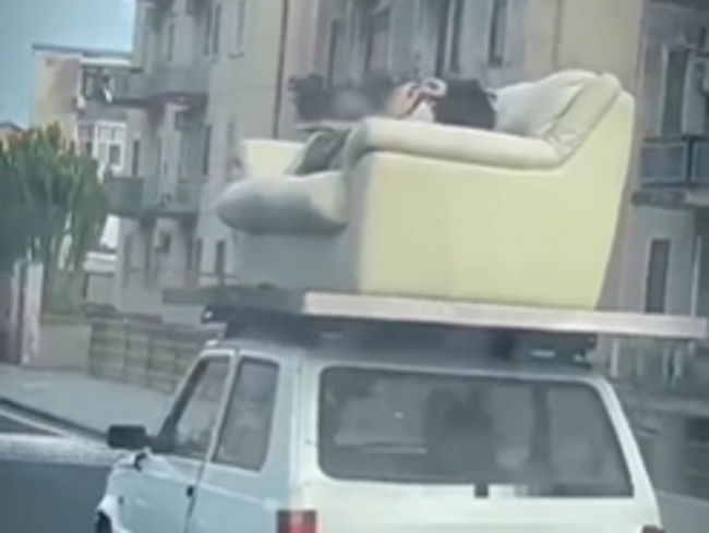 In giro per Catania sdraiato sul divano sul tetto della Panda, il conducente: “Non me n’ero accorto”