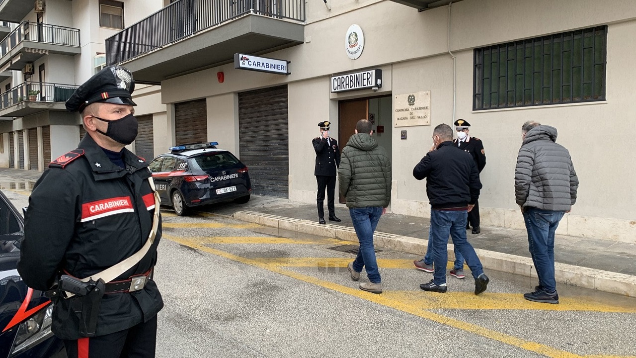 Mazara del Vallo, furto e aggressione a casa di un 88enne: arrestato 25enne