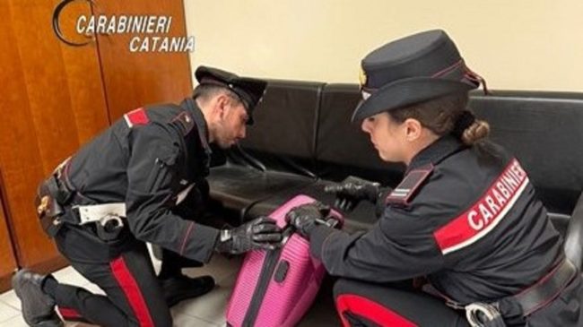 San Cristoforo, mezzo chilo di cocaina nel trolley: scoperta la fonte di spaccio del quartiere