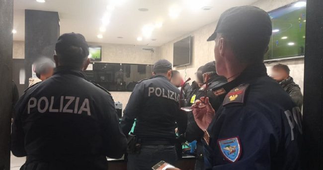Controlli in un chiosco di San Cristoforo, denunciato un pusher. Verifiche anche su strada