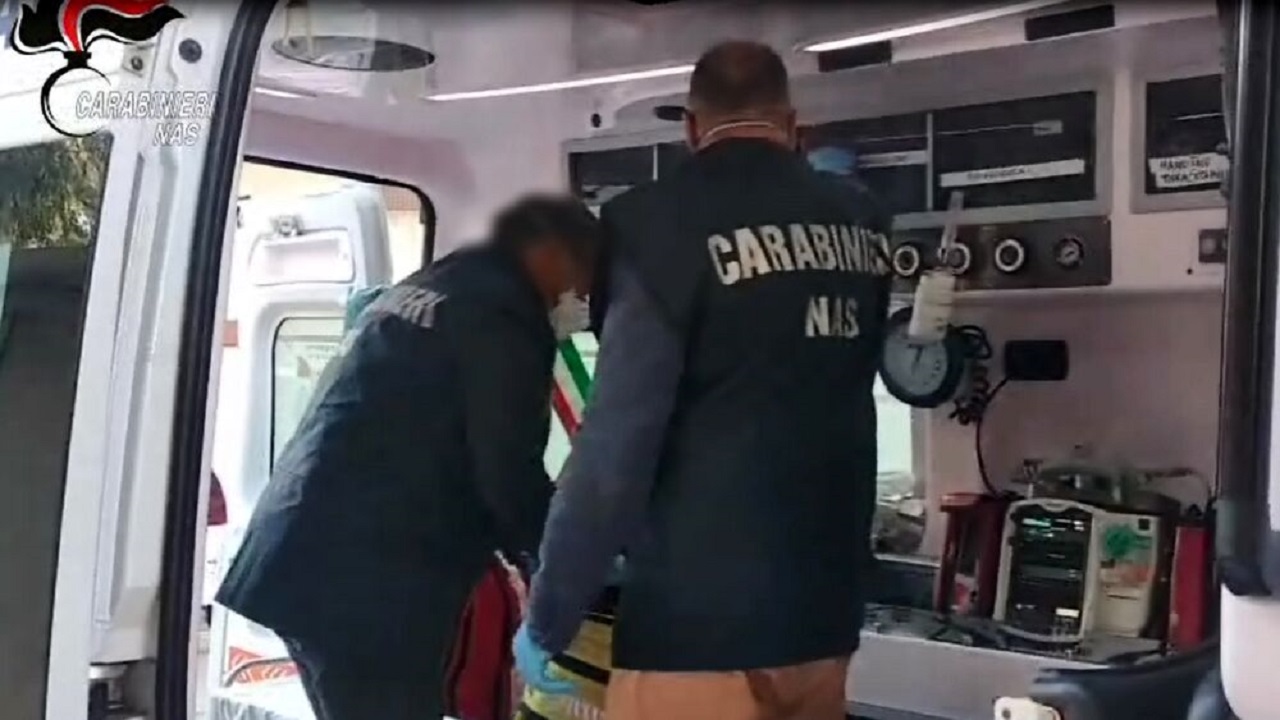 Ambulanze private nel mirino dei Nas, mezzi non omologati e bombole di ossigeno scadute