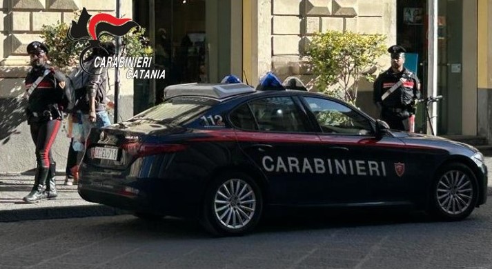 Finisce con l’arresto lo shopping di due giovani in un negozio di via Etnea