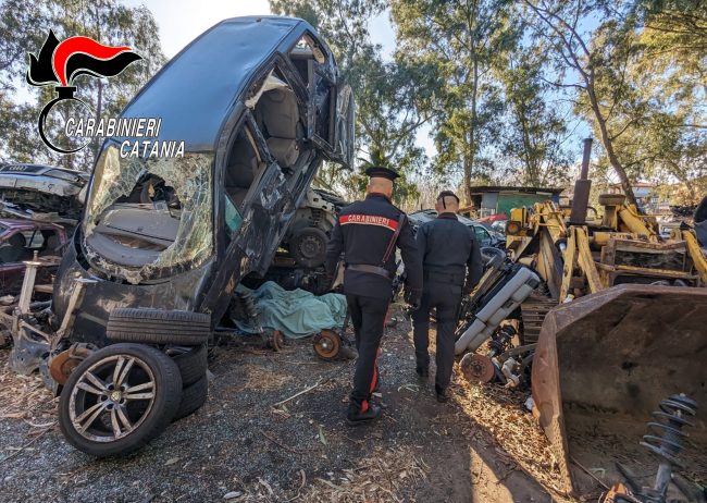 Sequestrata discarica abusiva ad Aci Sant’Antonio, trovate anche due auto rubate – VIDEO
