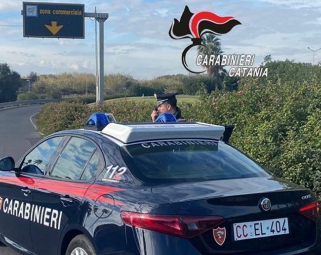 Catania, ruba un giubbotto ma i carabinieri avevano visto tutto: in manette 44enne
