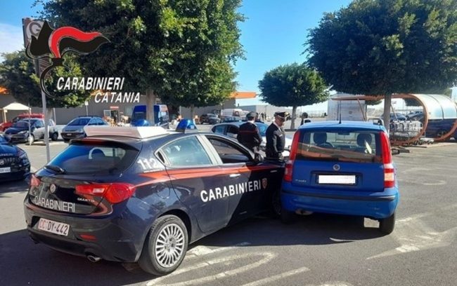 Misterbianco, tentano la fuga dopo il furto al centro commerciale e speronano la macchina dei carabinieri