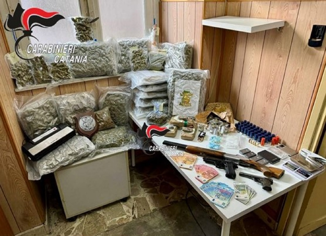 Catania, droga e armi in casa a San Giorgio: arrestati cantante neomelodico e suo figlio