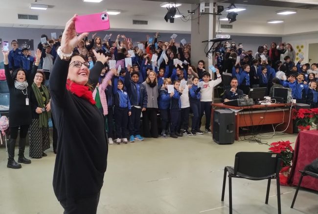 Amicizia, paura di crescere, rispetto degli altri e tanto altro: Catena Fiorello incontra gli alunni dell’I.C. Cavour di Catania