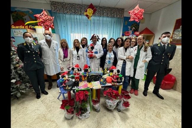 Giocattoli e stelle di Natale sequestrati donati ai piccoli pazienti della Pediatria