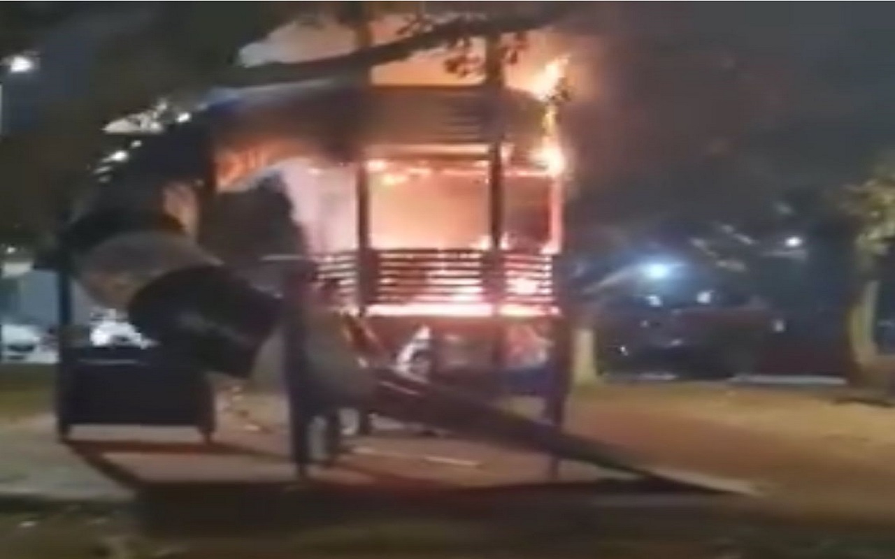 Catania, bruciata una giostra per bambini: la rabbia del web – VIDEO