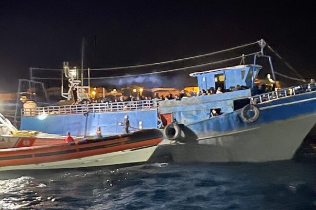 Lampedusa, cadavere di una donna su un’imbarcazione