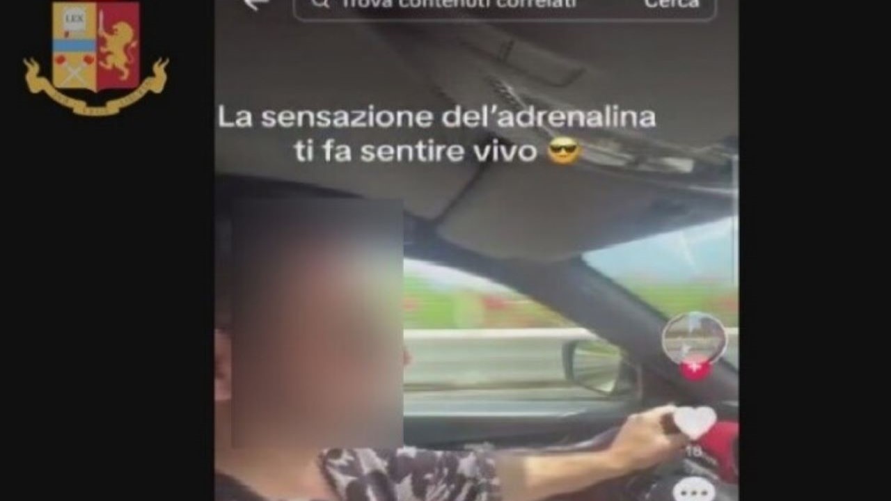 Guida a 270 km/h in autostrada e poi posta il video sui social: la polizia gli ritira la patente