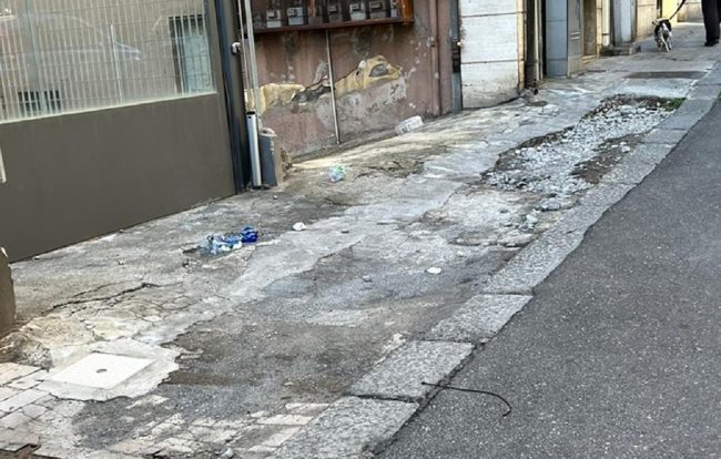 Marciapiede impraticabile per i pedoni in via Ardizzone Gioeni: la segnalazione del Comitato Vulcania