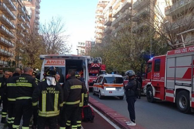 Bimbo vola dal balcone, padre si lancia per afferrarlo ma cade anche lui e muore