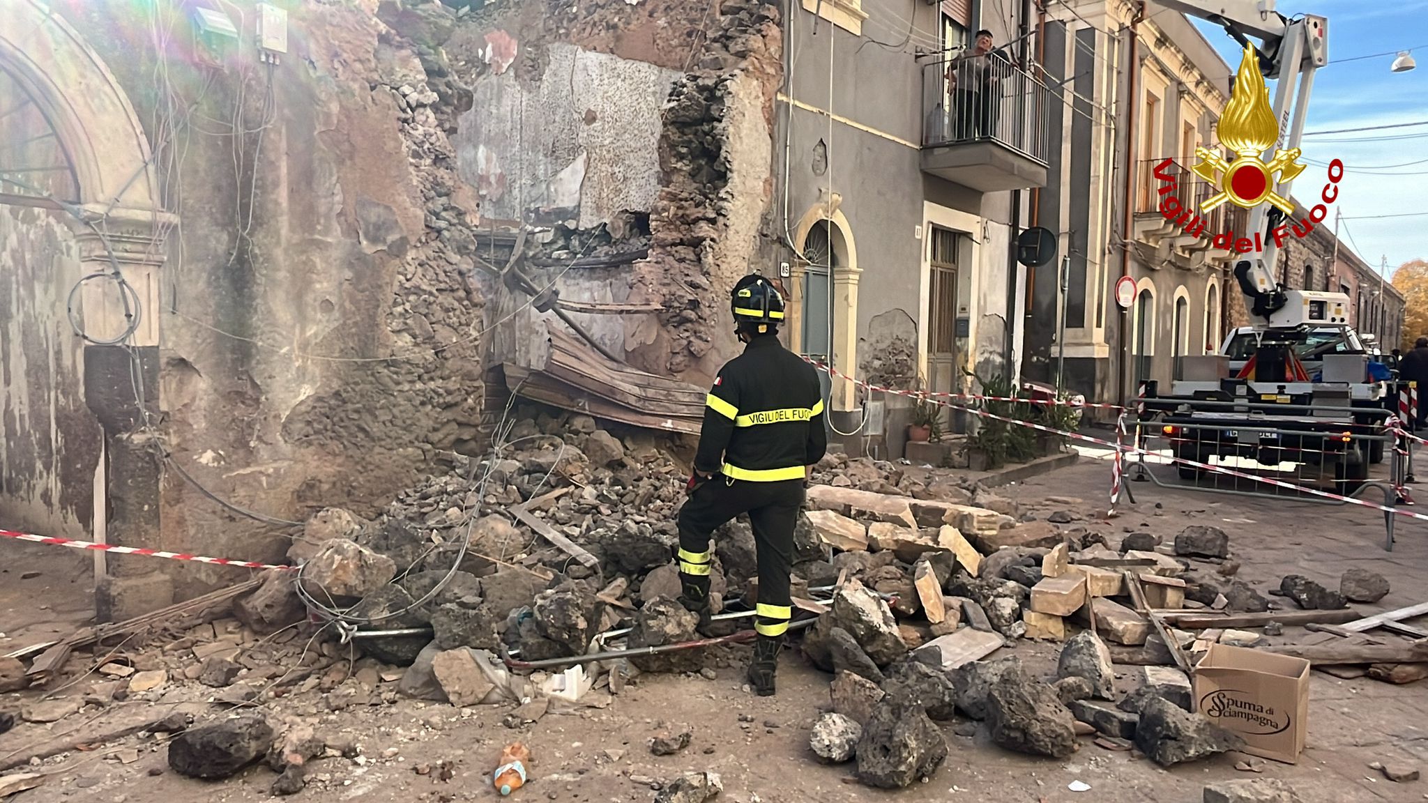 Crolla abitazione in via Gramignani a Catania, vigili del fuoco in azione