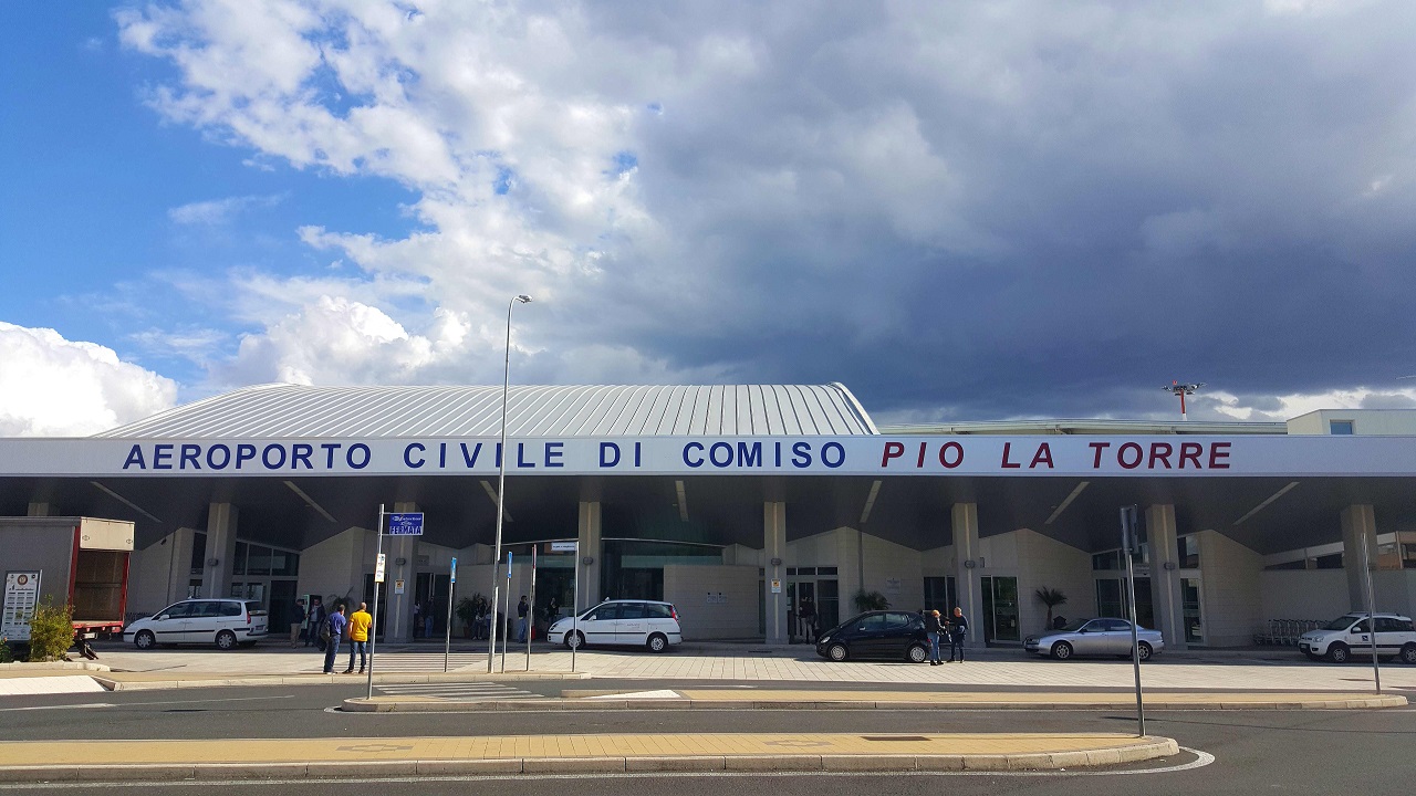 Ragusa, calci e pugni contro le autorità all’aeroporto di Comiso