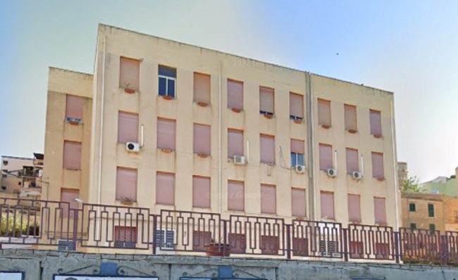 Mangia una merendina e rischia di soffocare, maestra salva bimbo di 5 anni