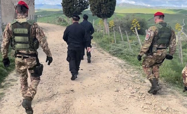 A caccia senza autorizzazione e con armi illegalmente detenute: 2 arresti