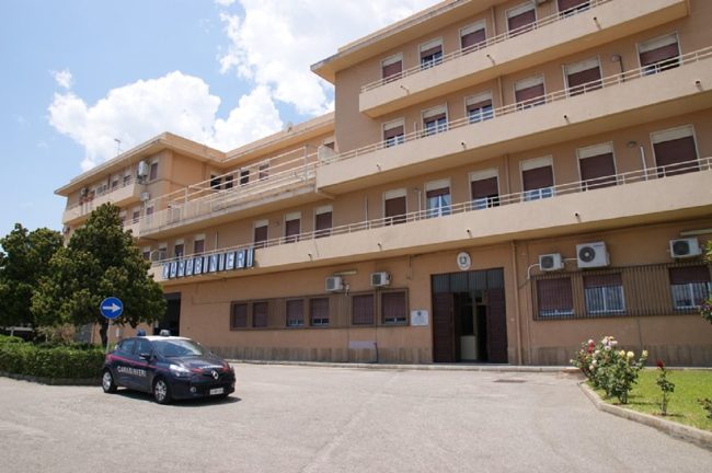 Lancia cocaina e soldi dal balcone per sfuggire al controllo, arrestata una messinese