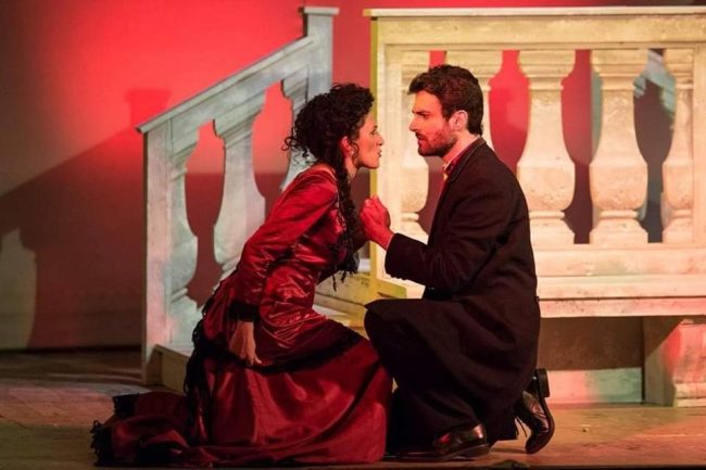Al Teatro Stabile Mascalucia Mario Re in scena “Sempre libera”, l’amore impossibile di Margherita ed Armando de “La Signora dalle Camelie”