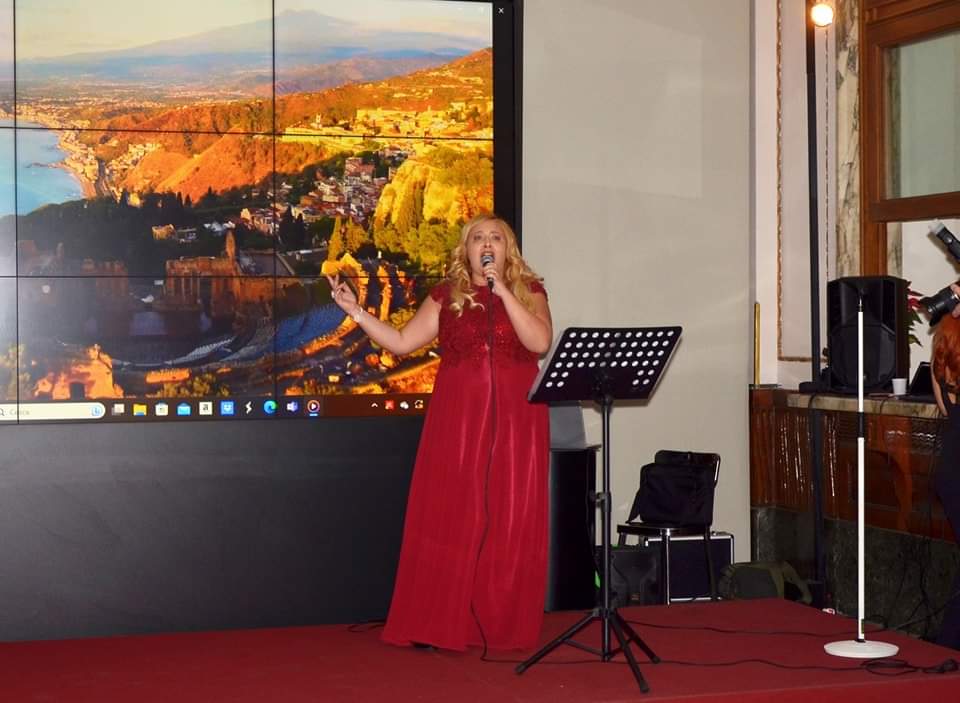Applausi per la cantante Angela Di Mauro ospite dell’evento “Fantasy Painting of Christmas”