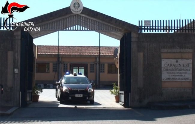 Droga nella sella di uno scooter rubato, arresto e denuncia nel Catanese