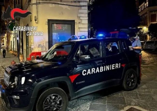 Lite davanti al chiosco per motivi sentimentali a Biancavilla: dopo le denunce arrivano i Daspo urbani