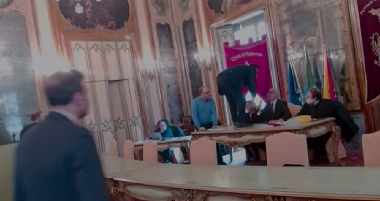 Caos al consiglio comunale di Palermo, Milazzo salta sul banco del presidente