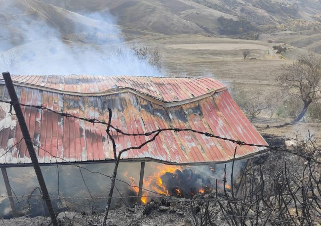 Fienile in fiamme a Petralia Sottana, danneggiato anche un trattore