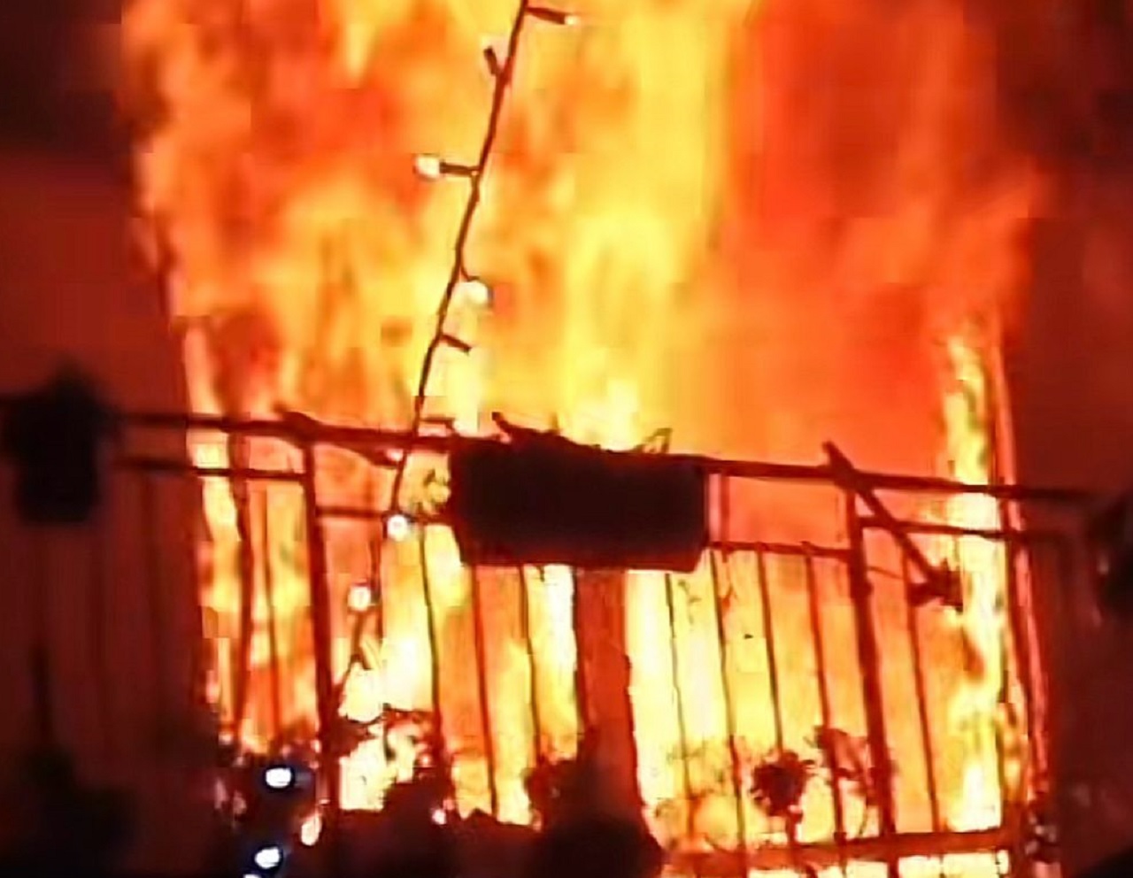 Appartamento in fiamme in via Plebiscito