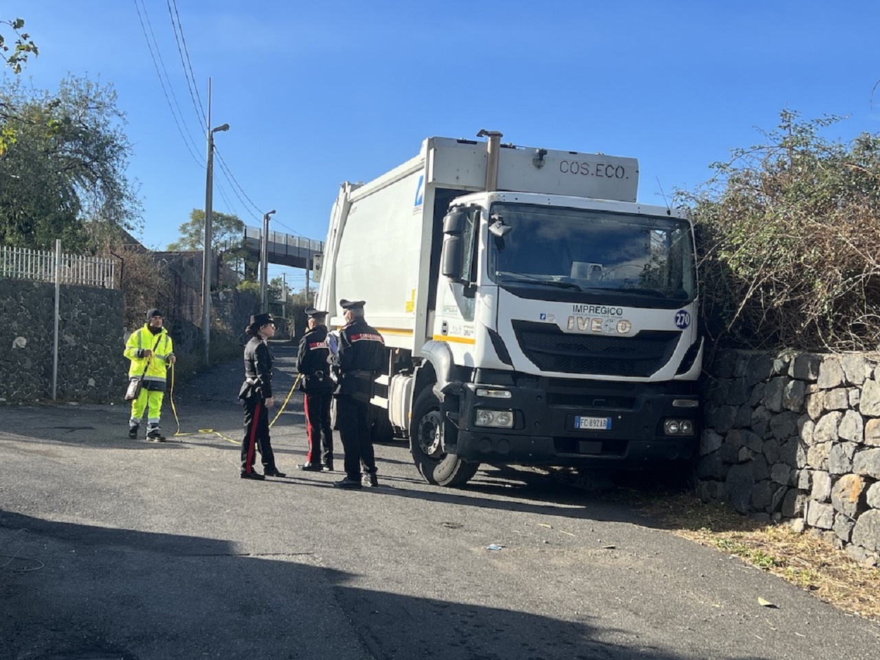Incidente all’isola ecologica di Riposto, operaio rimane schiacciato tra camion e muro