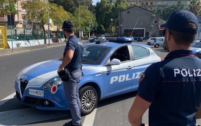 Auto a velocità al viale Mario Rapisardi: dentro una donna che chiede aiuto