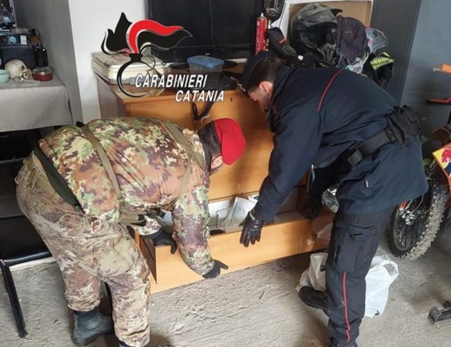 Droga per tutti i gusti in garage, arrestati 2 fratelli nel Catanese