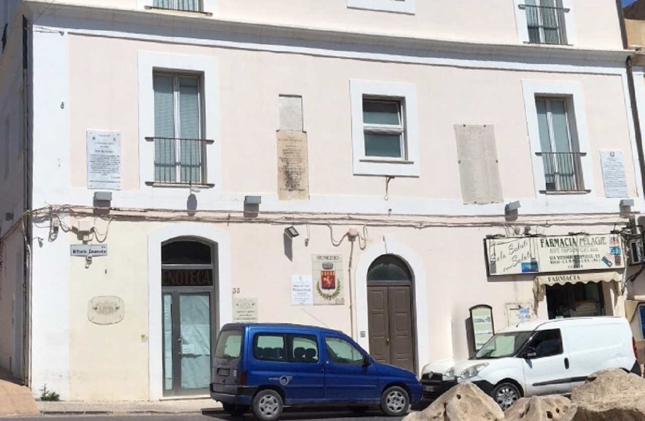 Ventisei indagati a Lampedusa, si ipotizza un’associazione a delinquere: c’è anche l’ex sindaco Martello