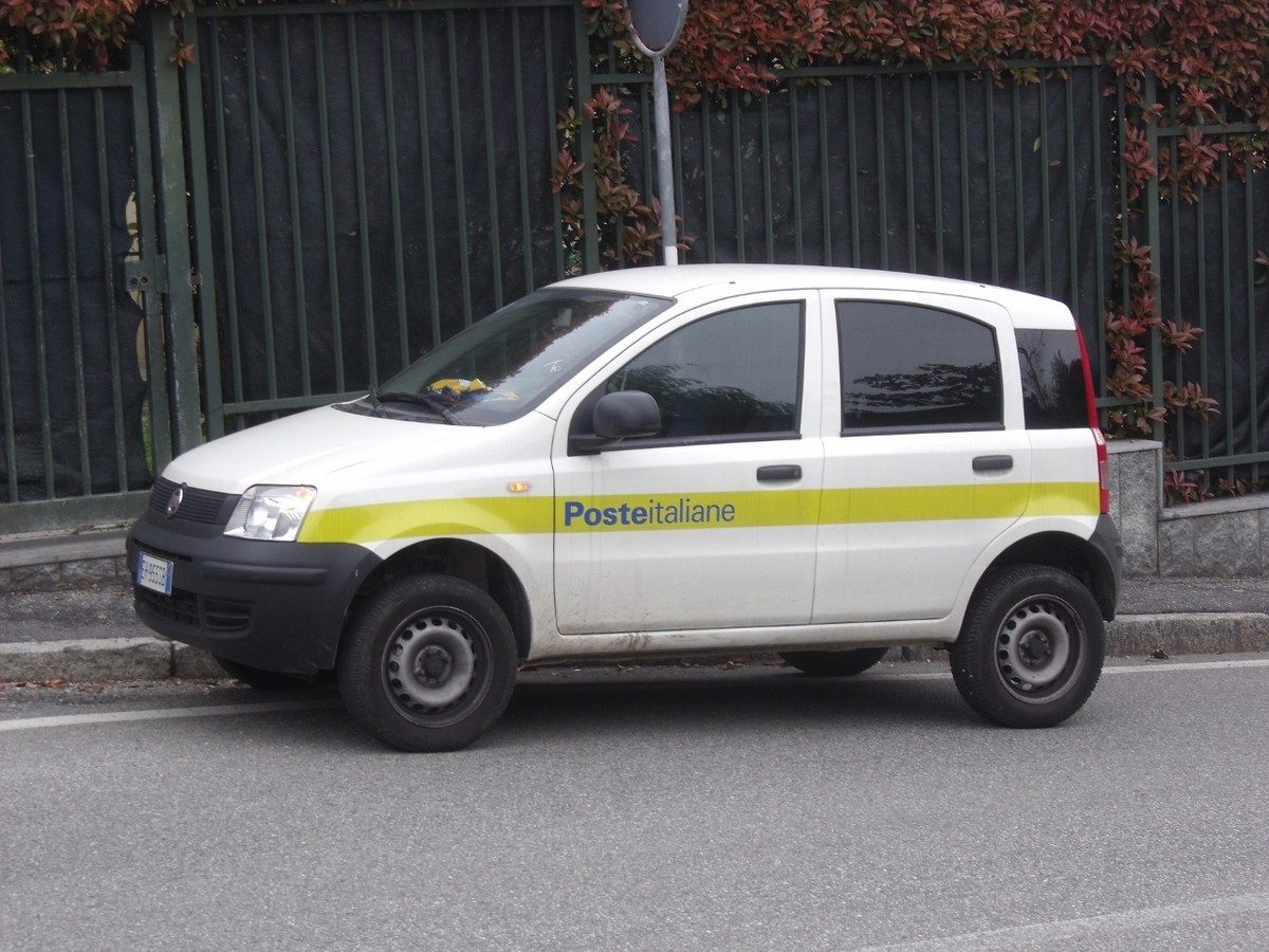 Palermo, auto delle Poste Italiane rubata: carabinieri a caccia del responsabile