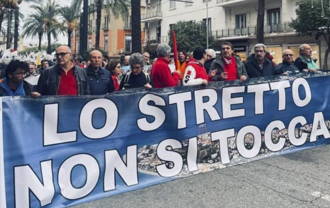 Corteo contro la costruzione del ponte sullo Stretto di Messina