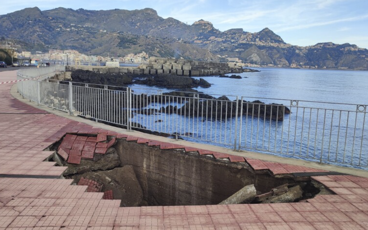 Giardini Naxos, si apre una voragine sul lungomare