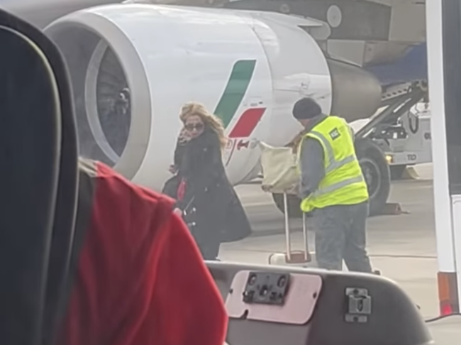 Valeria Marini fa discutere: polemiche sul suo imbarco “preferenziale” a Palermo