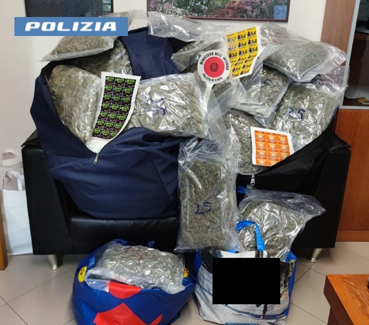 Trasportano 60 kg di marijuana, due uomini arrestati dalla Polizia di Stato