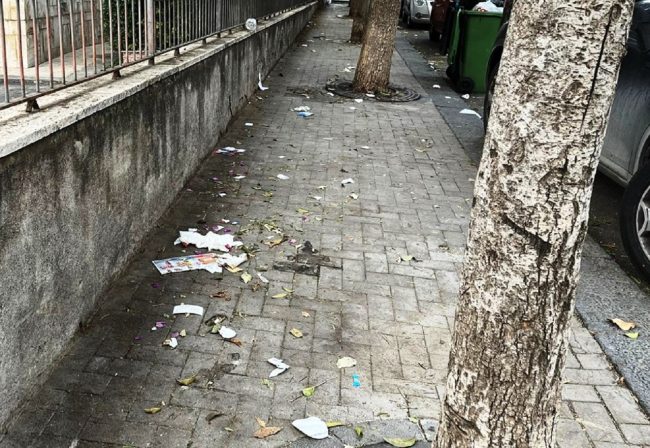 Sporcizia in via Luigi Pirandello, Comitato Vulcania: “Spazzamento resta ancora un miraggio”