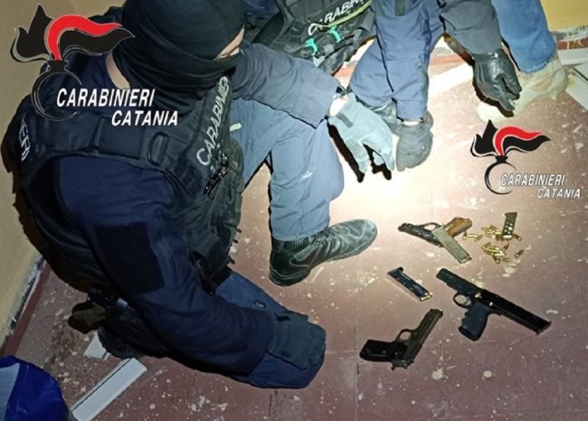 Villetta di Vaccarizzo come base di armi e munizioni, 8 giovani coinvolti