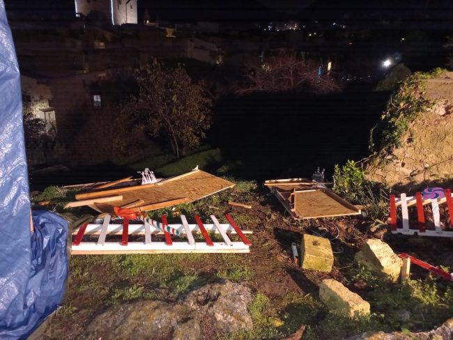 Vandalizzato il villaggio degli elfi a Montelepre: “Un ‘regalo’ inaspettato”