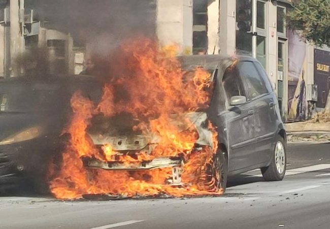 Auto in fiamme al viale Vittorio Veneto