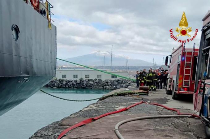 Incendio all’interno di una nave al porto di Catania